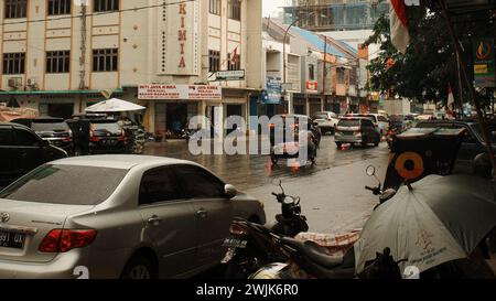 Dans le centre industriel de Medan, l'énergie vibrante de l'activité imprègne l'air, stimulant le progrès et façonnant le paysage dynamique de la ville Banque D'Images