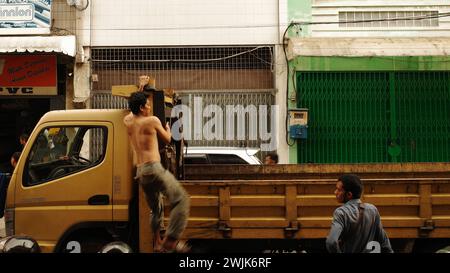 Dans le centre industriel de Medan, l'énergie vibrante de l'activité imprègne l'air, stimulant le progrès et façonnant le paysage dynamique de la ville Banque D'Images