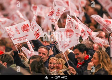 Amsterdam, pays-Bas. 15 février 2024. AMSTERDAM, PAYS-BAS - 15 FÉVRIER : des supporters avec des drapeaux lors du match des Play offs de l'UEFA Europa Conference League opposant l'AFC Ajax et le FK Bodo/Glimt à la Johan Cruijff Arena le 15 février 2024 à Amsterdam, pays-Bas. (Photo de Ben Gal/Orange Pictures) crédit : Orange pics BV/Alamy Live News Banque D'Images