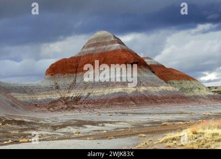 les formations rocheuses de tipi mudstone colorées lors d'une journée d'hiver orageuse dans le parc national de forêt pétrifiée, arizona Banque D'Images