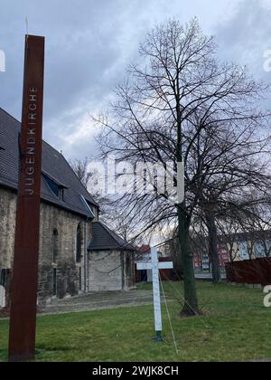 16 février 2024, Thuringe, Mühlhausen : une croix, érigée à la mémoire des personnes tuées dans un accident de voiture près de Bad Langensalza en Thuringe début avril 2023, se dresse devant l'église des jeunes de Mühlhausen. Les plaidoiries et le verdict sont attendus vendredi au tribunal de district de Mühlhausen dans le procès entourant un accident de voiture dans un accident d'horreur qui a fait sept morts. Le bureau du procureur accuse l'accusé d'avoir conduit la voiture qui a causé l'accident en état d'ébriété et trop vite. Il n'avait pas non plus de permis de conduire. L'homme de 35 ans est accusé de sept chefs d'accusation de m involontaire Banque D'Images