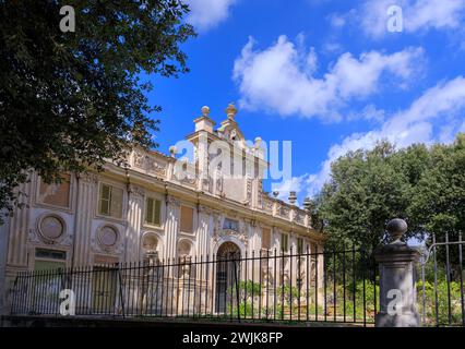 Façade du Casino della Meridiana (Pavillon Meridiana) à l'intérieur du parc public des jardins de la Villa Borghèse à Rome, Italie. Banque D'Images