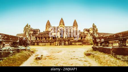 Le côté est du complexe du temple Angkor Wat, Cambodge, tôt le matin Banque D'Images