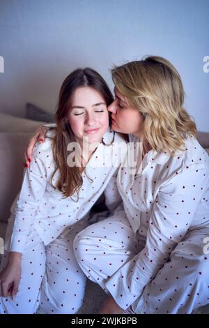 portrait d'une belle femme de taille moyenne avec une fille adolescente dans un style minimaliste Banque D'Images