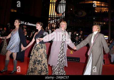 Mala Emde, Jella Haase, Rosalie Thomass und Katja Riemann BEI der Festivaleröffnung und der Premiere des Kinofilms des petites choses comme celles-ci / Kleine Dinge wie diese auf der Berlinale 2024 / 74. Internationale Filmfestspiele Berlin im Berlinale Palast. Berlin, 15.02.2024 *** Mala Emde, Jella Haase, Rosalie Thomass et Katja Riemann lors de l'ouverture du festival et de la première du long métrage Small Things Like These Small Things Like These au Berlinale 2024 74 Berlin Palast Berlin, 15 02 2024 Foto:XF.xKernx/xFuturexImagex small prem 4215 Banque D'Images