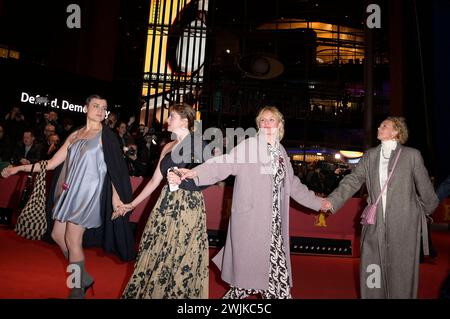 Mala Emde, Jella Haase, Rosalie Thomass und Katja Riemann BEI der Festivaleröffnung und der Premiere des Kinofilms des petites choses comme celles-ci / Kleine Dinge wie diese auf der Berlinale 2024 / 74. Internationale Filmfestspiele Berlin im Berlinale Palast. Berlin, 15.02.2024 *** Mala Emde, Jella Haase, Rosalie Thomass et Katja Riemann lors de l'ouverture du festival et de la première du long métrage Small Things Like These Small Things Like These au Berlinale 2024 74 Berlin Palast Berlin, 15 02 2024 Foto:XF.xKernx/xFuturexImagex small prem 4214 Banque D'Images