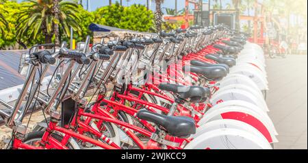 La rangée de vélos disponibles à la vente ou à la location en Espagne sur la lumière douce du soleil Banque D'Images