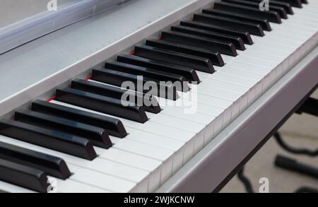 gros plan des touches du piano. vue frontale rapprochée, touches de piano noir et blanc, vue du dessus. Banque D'Images