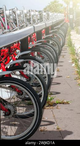 La rangée de vélos disponibles à la vente ou à la location en Espagne sur la lumière douce du soleil Banque D'Images