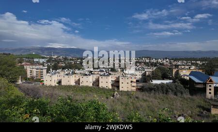 Vue de la ville de Kiryat Shmona située près de la frontière avec le Liban qui a été évacuée de ses habitants dans un contexte de guerre à Gaza et d’escalade des affrontements avec le groupe militant du Hezbollah le 15 février 2024 à Kiryat Shmona, en Israël Banque D'Images