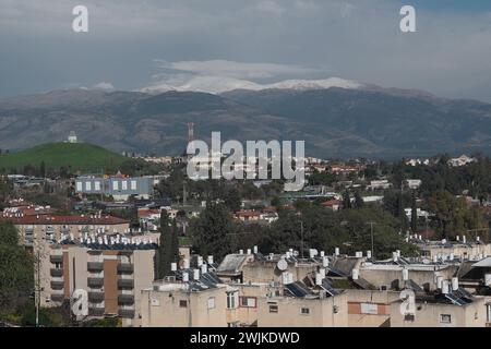 Vue de la ville de Kiryat Shmona située près de la frontière avec le Liban qui a été évacuée de ses habitants dans un contexte de guerre à Gaza et d’escalade des affrontements avec le groupe militant du Hezbollah le 15 février 2024 à Kiryat Shmona, en Israël Banque D'Images