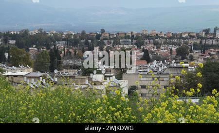 Vue de la ville de Kiryat Shmona située près de la frontière avec le Liban qui a été évacuée de ses habitants dans un contexte de guerre à Gaza et d’escalade des affrontements avec le groupe militant du Hezbollah le 15 février 2024 à Kiryat Shmona, en Israël Banque D'Images