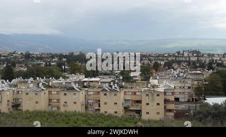 Vue de la ville de Kiryat Shmona située près de la frontière avec le Liban qui a été évacuée de ses habitants dans un contexte de guerre à Gaza et d’escalade des affrontements avec le groupe militant du Hezbollah le 15 février 2024 à Kiryat Shmona, en Israël Banque D'Images