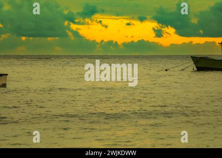 Silhouette d'un bateau sur une plage au lever du soleil à Malindi Beach à Malindi, Kenya Banque D'Images