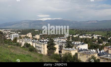 Vue de la ville de Kiryat Shmona située près de la frontière avec le Liban qui a été évacuée de ses habitants dans un contexte de guerre à Gaza et d’escalade des affrontements avec le groupe militant du Hezbollah le 15 février 2024 à Kiryat Shmona, en Israël Banque D'Images