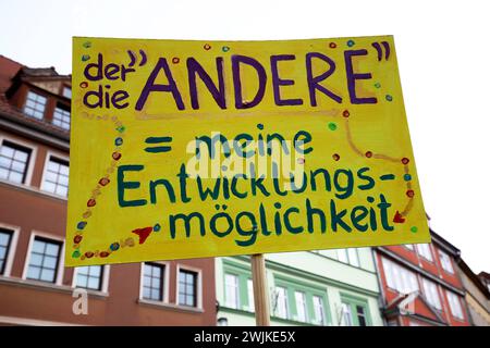 Démonstration unter dem motto ãNie wieder ist jetzt C für Demokratie, gegen FaschismusÓ- Kundgebung gegen die AFD und Rechtsextremismus - Deutschland, GER, DEU Allemagne, Gotha, 10.02.2024 - Gotha : Das ãBündnis gegen Rechts. Gotha ist BUNT e. v.Ó ruft zu einer démonstration unter dem motto ãNie wieder ist jetzt C für Demokratie, gegen FaschismusÒ auf. Die Demonstration beginnt um 12 Uhr in Gotha-West auf dem Coburger Platz mit einer Auftaktkundgebung und bewegt sich über die Humboldtstraße, Bürgeraue und die Jüdenstraße zum Oberen Hauptmarkt, WO es eine weitere Kundgebung gibt. Hauptauslöser der Banque D'Images