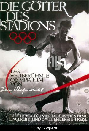 "Die Götter des Stadions. Der weltberühmte Olympia film von Leni Riefenstahl' ['les dieux du stade. Le célèbre film Olympia de Leni Riefenstahl'] publicité allemande vintage montrant une photo en noir et blanc d'un athlète tenant une feuille d'escrime, avec des anneaux olympiques et un texte stylisé, reflétant la photographie dynamique et la typographie de l'époque. Banque D'Images
