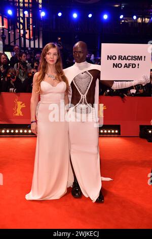 Pheline Roggan und Papis Loveday BEI der Berlinale Eroeffnungsgala und Premiere de petites choses comme ces BEI den 74. Internationalen Filmfestspielen à Berlin 15.02.2024 *** Pheline Roggan et Papis Loveday au Gala d'ouverture de la Berlinale et première de petites choses comme celles-ci au 74e Festival international du film de Berlin 15 02 2024 Banque D'Images