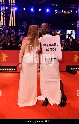 Pheline Roggan und Papis Loveday BEI der Berlinale Eroeffnungsgala und Premiere de petites choses comme ces BEI den 74. Internationalen Filmfestspielen à Berlin 15.02.2024 *** Pheline Roggan et Papis Loveday au Gala d'ouverture de la Berlinale et première de petites choses comme celles-ci au 74e Festival international du film de Berlin 15 02 2024 Banque D'Images