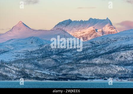 Vue des sommets de montagne sur Senja, Norvège Banque D'Images