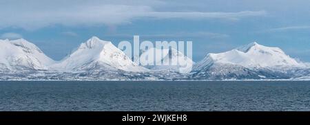 Vue des sommets de montagne sur Senja, Norvège Banque D'Images