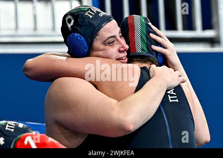 Doha, Qatar. 16 février 2024. Les membres de l’équipe Italie célèbrent la qualification olympique après le match de water-polo féminin 7e/8e place entre l’équipe Canada (casquettes blanches) et l’équipe Italie (casquettes bleues) des 21e Championnats du monde de natation au Dôme Aspire à Doha (Qatar), le 16 février 2024. Crédit : Insidefoto di andrea staccioli/Alamy Live News Banque D'Images