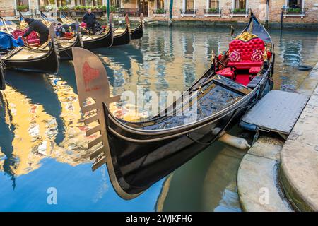 Gondole amarrée, Venise, Vénétie, Italie Banque D'Images