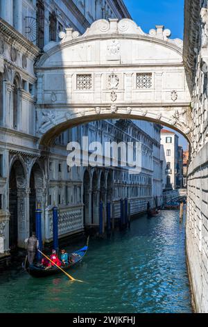 Gondole avec Pont des Soupirs (Ponte dei Sospiri), Venise, Vénétie, Italie Banque D'Images