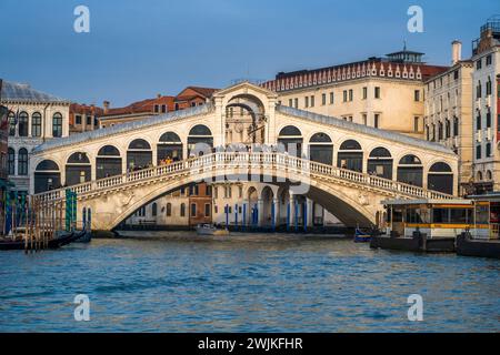 Pont du Rialto (Ponte di Rialto), Venise, Vénétie, Italie Banque D'Images