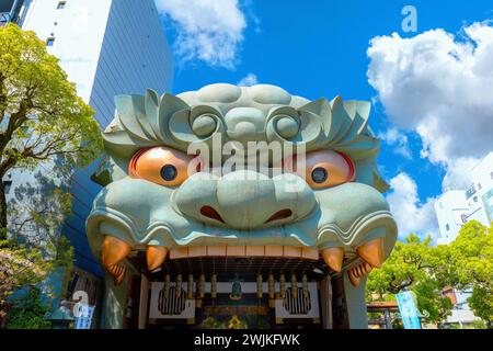 Namba Yasaka-jinja l'un des lieux de culte les plus distinctifs d'Osaka avec un gigantesque bâtiment en forme de tête de lion avec une énorme bouche ouverte qui avale le mal sp Banque D'Images