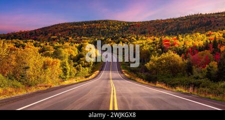 Une route pittoresque dans le paysage montagneux canadien en automne au lever du soleil à Terre-Neuve, Canada Banque D'Images