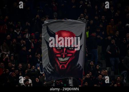 Les fans d'AC Milan ont coreographie avant le match de football de l'Europa League AC Milan vs Rennes au stade San Siro de Milan, Italie, le 15 février 2024 crédit : Piero Cruciatti/Alamy Live News Banque D'Images