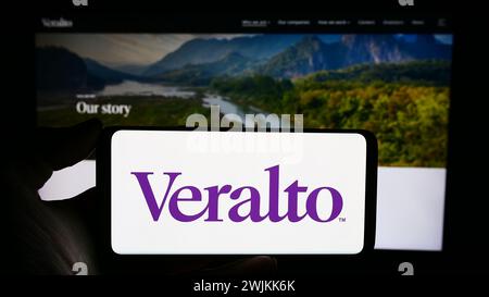 Personne tenant le téléphone portable avec le logo de la société américaine de technologie de l'eau Veralto Corporation devant la page Web de l'entreprise. Concentrez-vous sur l'affichage du téléphone. Banque D'Images