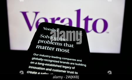 Smartphone avec page Web de la société américaine de technologie de l'eau Veralto Corporation devant le logo de l'entreprise. Concentrez-vous sur le coin supérieur gauche de l'écran du téléphone. Banque D'Images