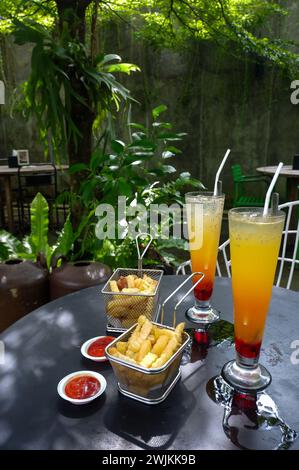 La photo est une photo de collations légères de frites et de boissons fraîches. La photo a été prise dans un café à Kebumen, Central Java Banque D'Images