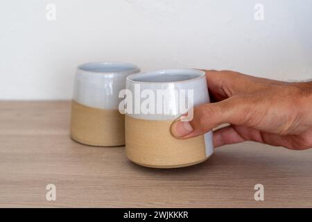Tasses à café ou à thé en céramique faites à la main sur la surface en bois. Photo de haute qualité Banque D'Images