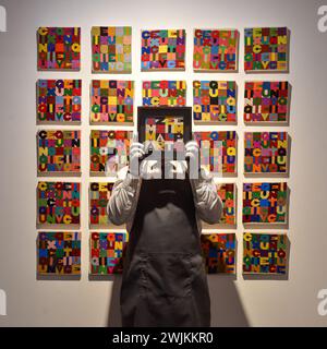 Londres, Angleterre, Royaume-Uni. 16 février 2024. Christie's dévoile la vaste rétrospective consacrée au moderniste italien Alighiero Boetti, intitulée 'Mettere al Mondo il Mondo'. Exposé au siège de Christie's à Londres du 19 au 27 février 2024. Les pièces sélectionnées seront mises en vente à Londres en mars, coïncidant avec le 30e anniversaire de la mort de Boetti. (Crédit image : © Thomas Krych/ZUMA Press Wire) USAGE ÉDITORIAL SEULEMENT! Non destiné à UN USAGE commercial ! Banque D'Images