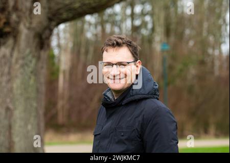 Portrait d'un homme blanc de 44 ans avec un paysage hivernal naturel en arrière-plan, jette, Belgique Banque D'Images