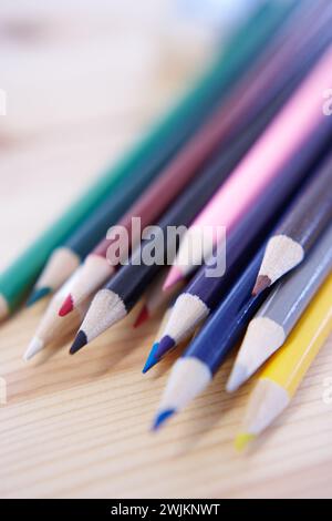 Crayons de coloration sur un des en bois Banque D'Images
