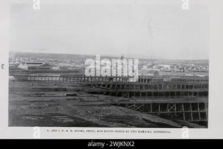Duluth and Iron Range Rail Road, Docks, Shops et Round House à Two Harbors, Minnesota de l'article CARACTÉRISTIQUES DES MINES DE MÉTAUX AMÉRICAINES. LES MINES DE LA COMPAGNIE DE FER DU MINNESOTA. Par Horace V. Winche11. Tiré de l'Engineering Magazine consacré au progrès industriel volume XI octobre 1897 The Engineering Magazine Co Banque D'Images