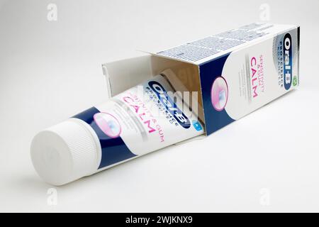 Oral B sensibilité & Gum Calm dentifrice original 75ml sur fond blanc Banque D'Images