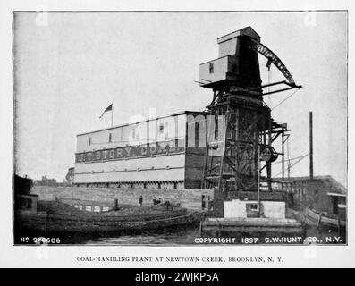 Usine de manutention de charbon à Newtown Creek, Brooklyn NY de l'article MODERN WHARF IMPROVEMENTS AND HARBOR FACILITIES. Par Foster Crowell. Tiré de l'Engineering Magazine consacré au progrès industriel volume XIV octobre 1897 - mars 1898 The Engineering Magazine Co Banque D'Images