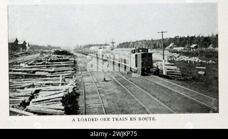 Train de minerai chargé de l'article CHARGEMENT DE MINERAI DE FER SUR LES GRANDS LACS AMÉRICAINS. Par H. J. Stifer. Tiré de l'Engineering Magazine consacré au progrès industriel volume XIV octobre 1897 - mars 1898 The Engineering Magazine Co Banque D'Images