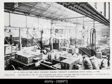 NIVEAU supérieur du DÉPÔT DE la GRANDE COMPAGNIE DE CHEMIN DE FER DU NORD FARRINGDON ST., LONDRES de l'article GARES DE MARCHANDISES ET GARES FERROVIAIRES ANGLAISES. Par Arch. R. Whitehead. Tiré de l'Engineering Magazine consacré au progrès industriel volume XIV octobre 1897 - mars 1898 The Engineering Magazine Co Banque D'Images