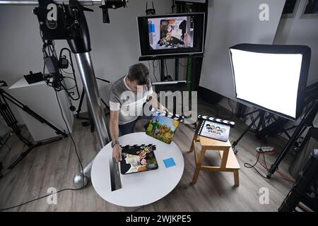 Lipa, République tchèque. 16 février 2024. Le photographe Dalibor Michalcik prend des photos de claquettes peintes ou de claquettes de film décorées pour le Festival international du film pour les enfants et les jeunes de Zlin 2024 à Lipa près de Zlin, République tchèque, le 16 février 2024. Crédit : Dalibor Gluck/CTK photo/Alamy Live News Banque D'Images