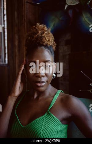 Portrait en gros plan de la jeune femme noire encadrant le visage avec la main Banque D'Images