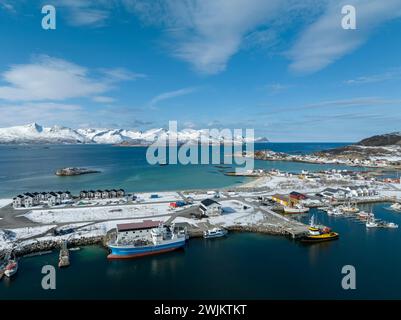 Tir de drone de navires et de bateaux amarrés au port en hiver Banque D'Images