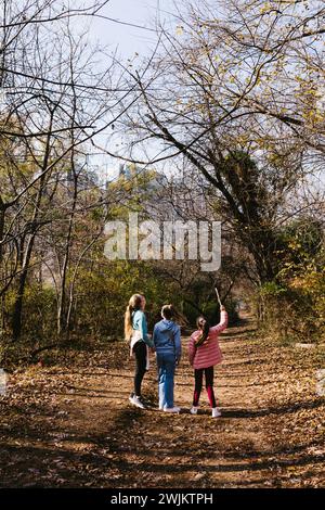 Les filles en randonnée d'automne regardent les arbres et apprécient la nature et la nature sauvage Banque D'Images