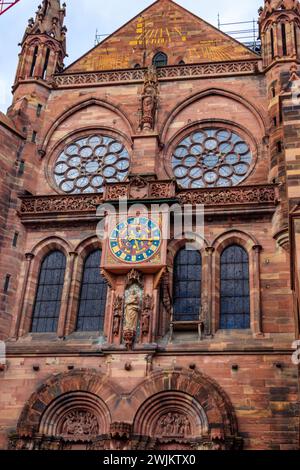 Horloge astronomique à l'extérieur de la cathédrale de Strasbourg ou de la cathédrale notre-Dame de Strasbourg à Strasbourg, France Banque D'Images