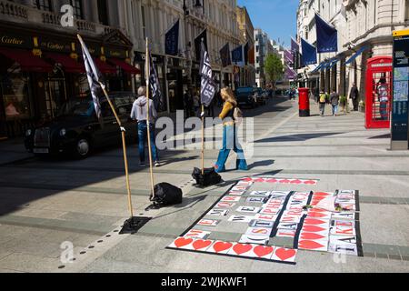 Black Lives Matter drapeaux et messages sont vus dans le centre de Londres. Banque D'Images